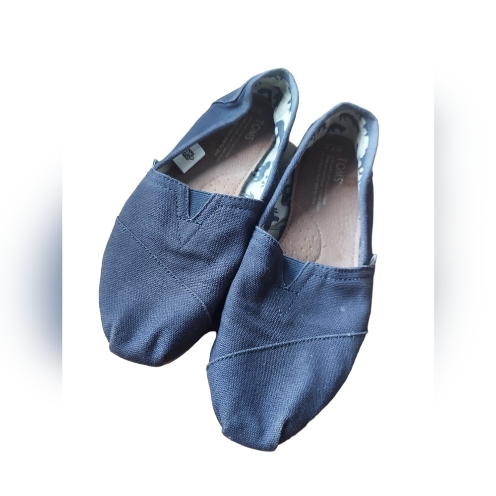 7.5 Toms Navy loafers